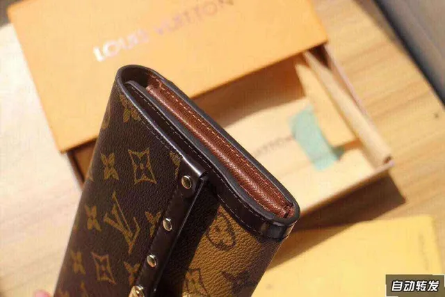 Louis Vuitton بني بيج مونوغرام كانفاس مبطن حافة جلد داكن محفظة طويلة 16