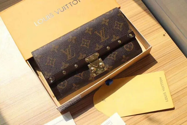 Louis Vuitton بني بيج مونوغرام كانفاس مبطن حافة جلد داكن محفظة طويلة 19