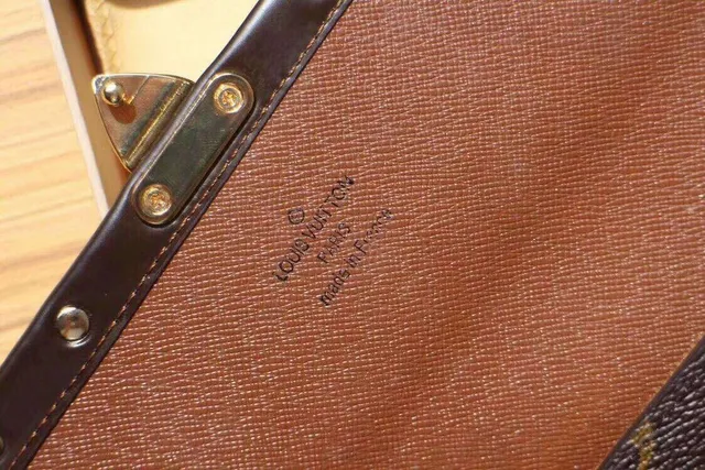 Louis Vuitton بني بيج مونوغرام كانفاس مبطن حافة جلد داكن محفظة طويلة 22