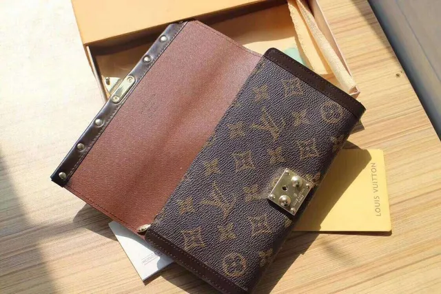 Louis Vuitton بني بيج مونوغرام كانفاس مبطن حافة جلد داكن محفظة طويلة 23