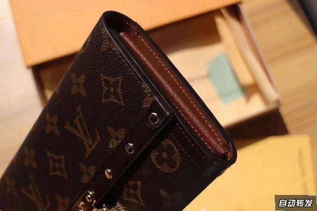 Louis Vuitton بني بيج مونوغرام كانفاس مبطن حافة جلد داكن محفظة طويلة 24