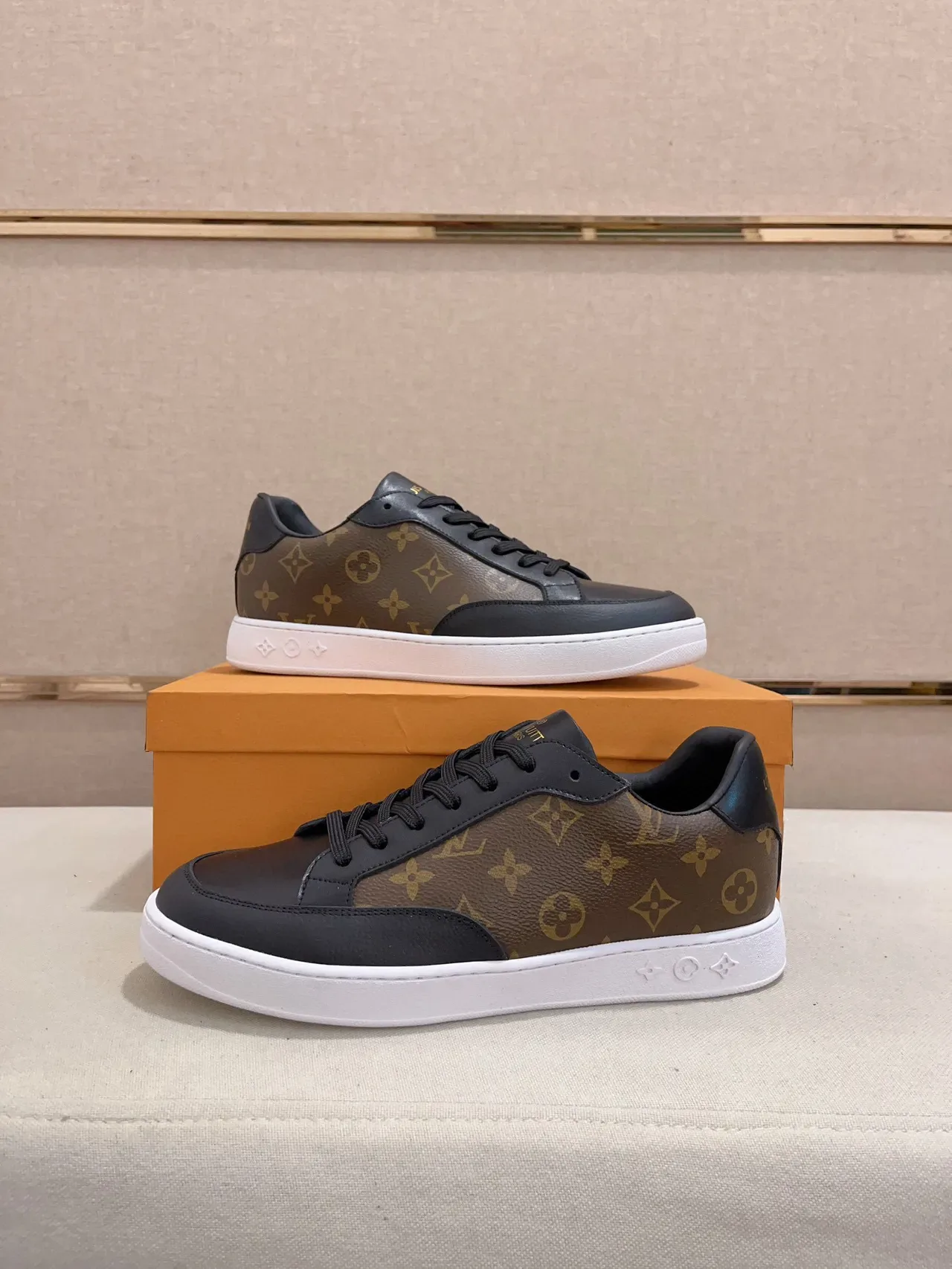 Louis Vuitton Marrom Preto Monogram Tela Couro Painéis Estilo de Vida Tênis 4