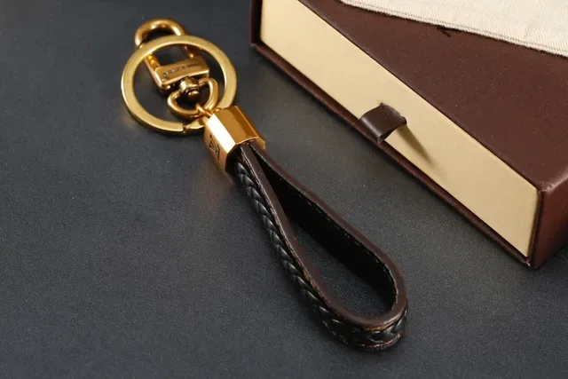 لويس فيتون سوار جلد بني مربوط ذهبي مع تركيبات ذهبية 2