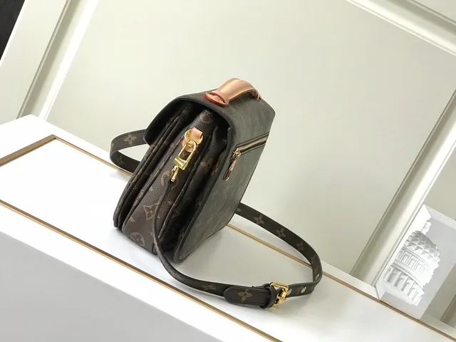 Louis Vuitton 棕色金色花押字帆布翻盖手袋 9
