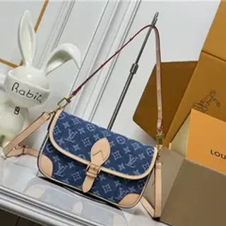 حقيبة كتفية Louis Vuitton من الدنيم بتصميم مونوغرام مع الفلاب
