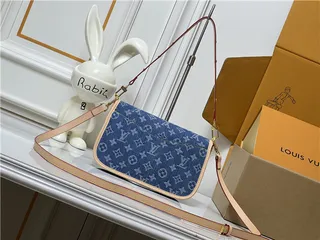 حقيبة كتفية Louis Vuitton من الدنيم بتصميم مونوغرام مع الفلاب 5