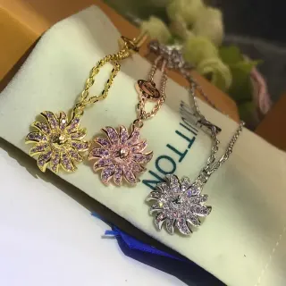 Colares com pingente Louis Vuitton Floral Sunburst Pavé Crystal