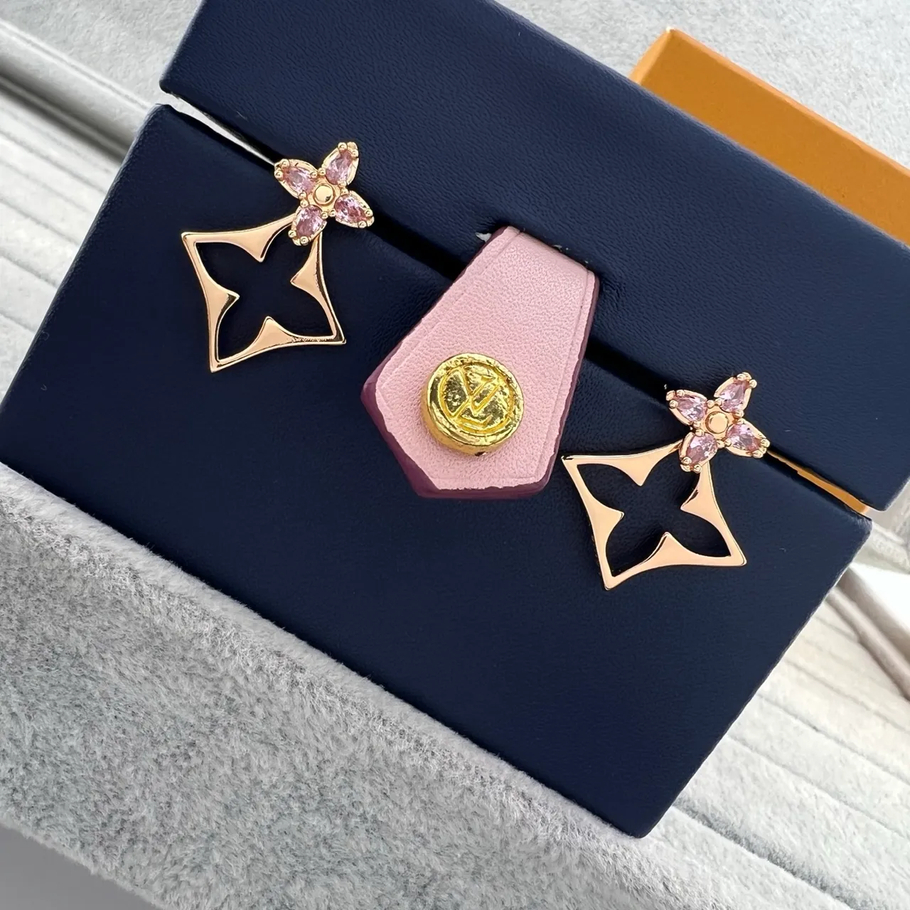 Louis Vuitton aretes florales de oro rosa en metal con pétalos de cristal 3