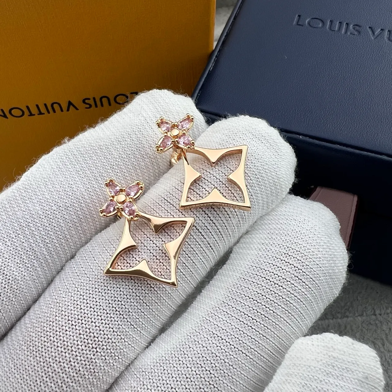 Louis Vuitton aretes florales de oro rosa en metal con pétalos de cristal 5
