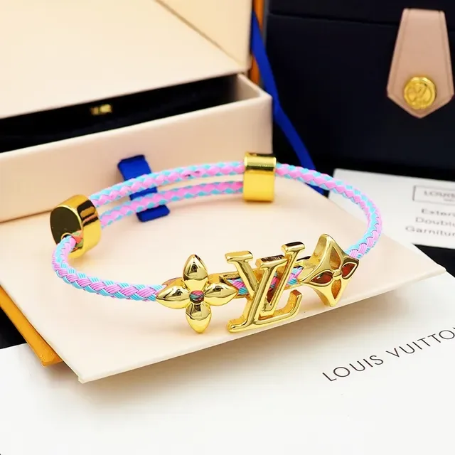 Louis Vuitton ফ্লাওয়ার এবং মোনোগ্রাম ব্রেইডেড গোলাপি এবং নীল কর্ড ব্রেসলেট 4