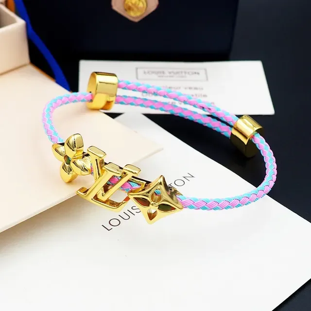 Louis Vuitton ফ্লাওয়ার এবং মোনোগ্রাম ব্রেইডেড গোলাপি এবং নীল কর্ড ব্রেসলেট 8