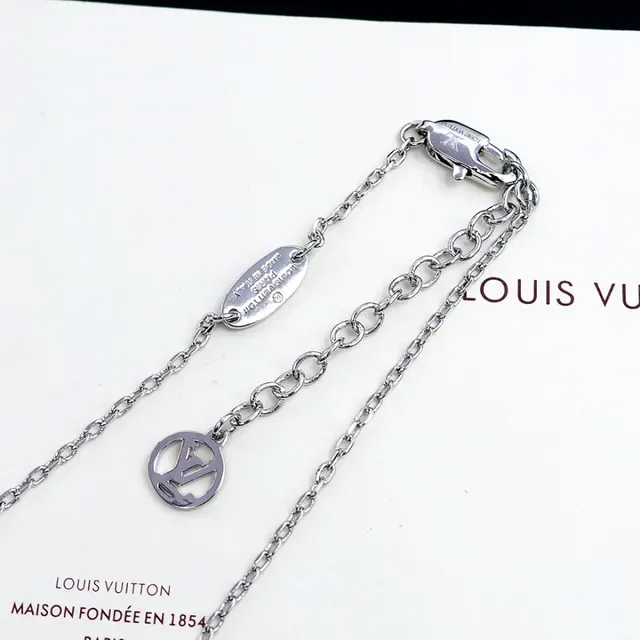 Louis Vuitton Collar con Dije Floral de Cuatro Pétalos de Cristal 3