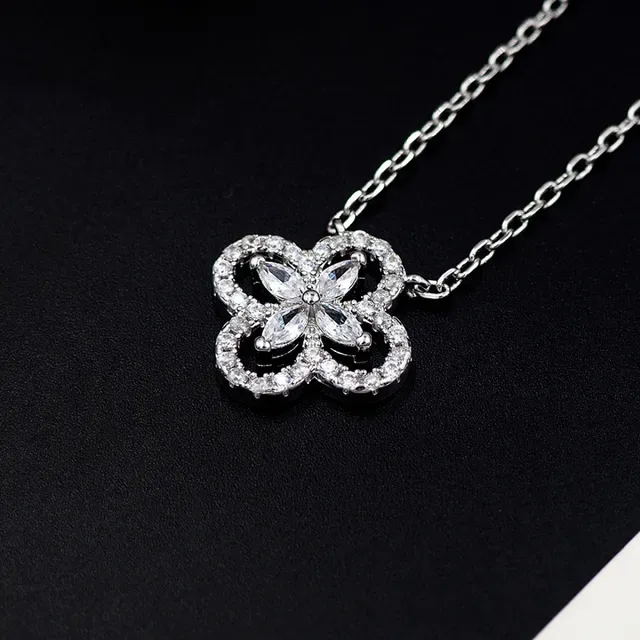 Louis Vuitton Collar con Dije Floral de Cuatro Pétalos de Cristal 4