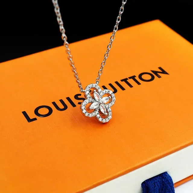 Louis Vuitton Collar con Dije Floral de Cuatro Pétalos de Cristal 5