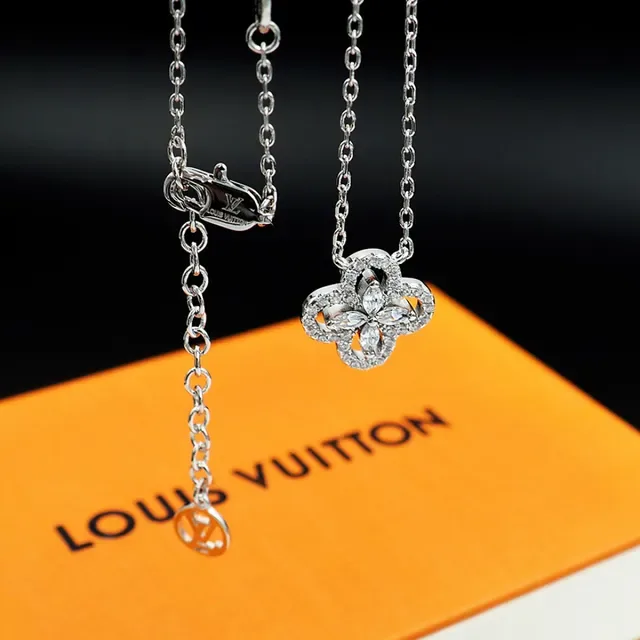 Louis Vuitton Collar con Dije Floral de Cuatro Pétalos de Cristal 6