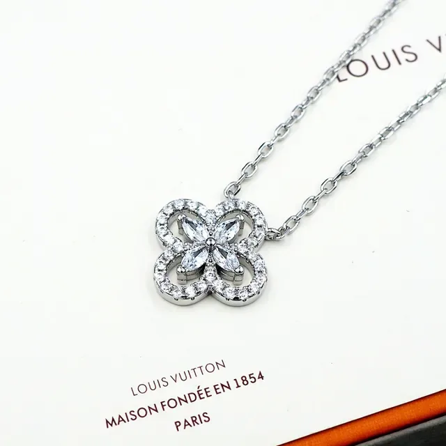 Louis Vuitton Collar con Dije Floral de Cuatro Pétalos de Cristal 8