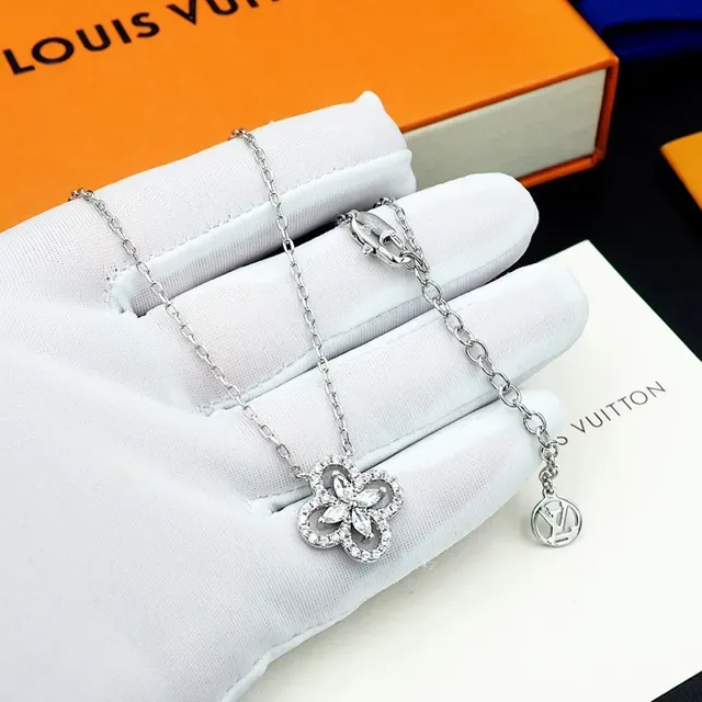 Louis Vuitton Collar con Dije Floral de Cuatro Pétalos de Cristal 9