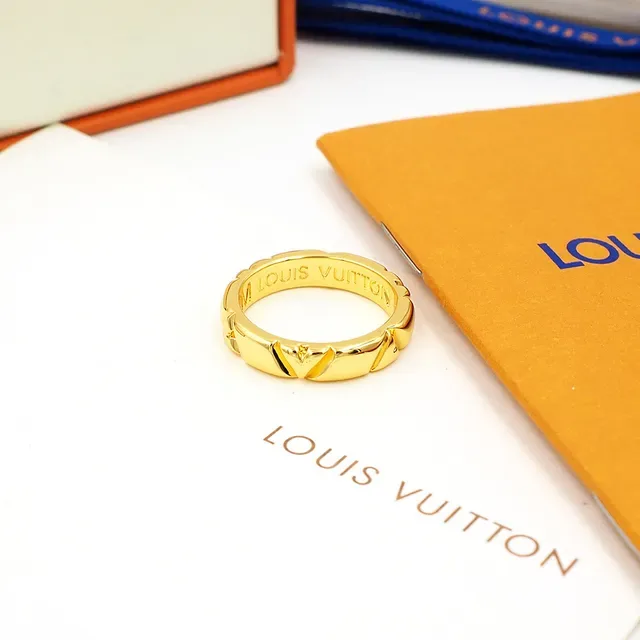Louis Vuitton 几何纹理金戒指 2