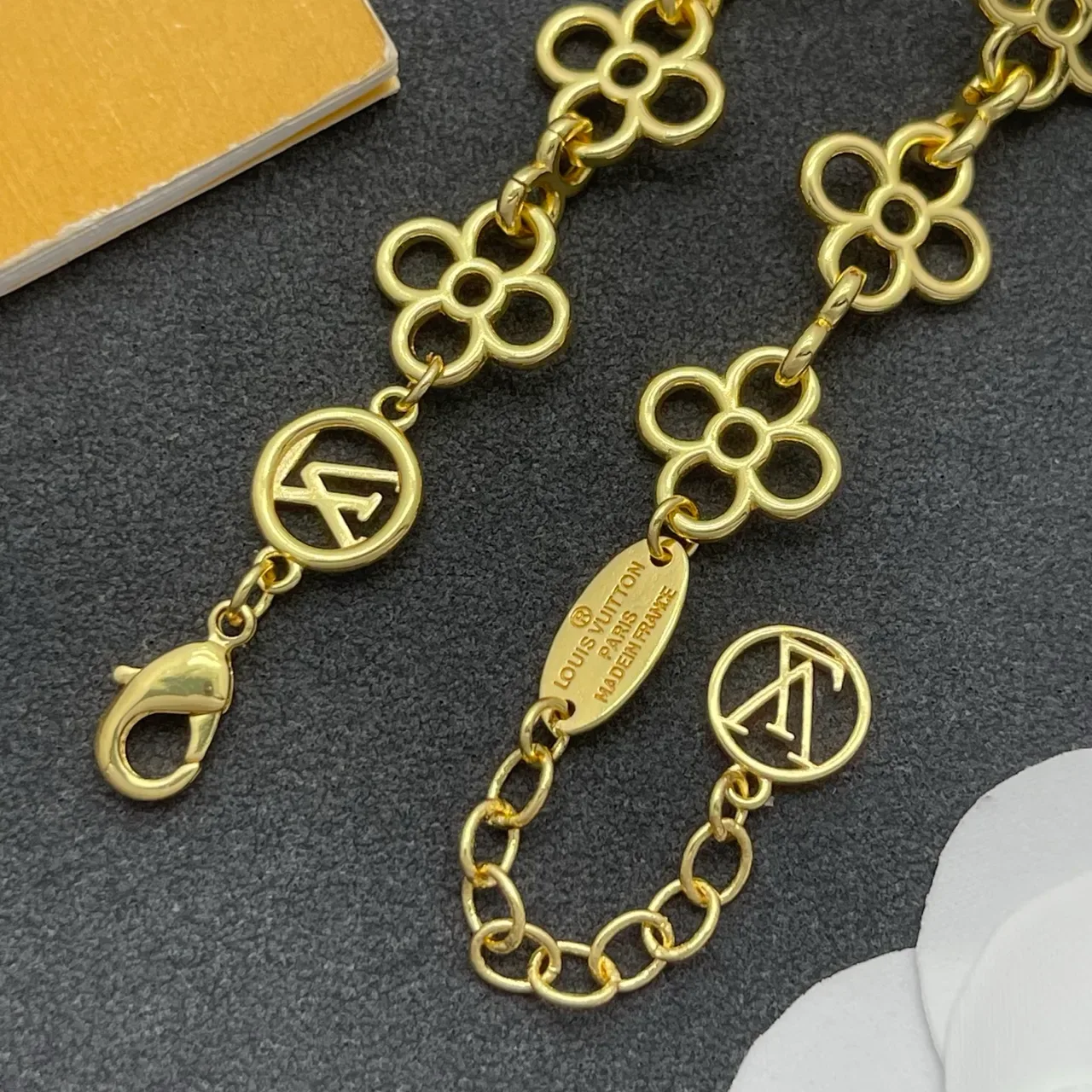 Louis Vuitton 金色四叶草花卉链接手链 4