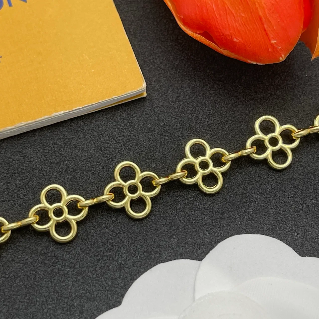 Louis Vuitton 金色四叶草花卉链接手链 7