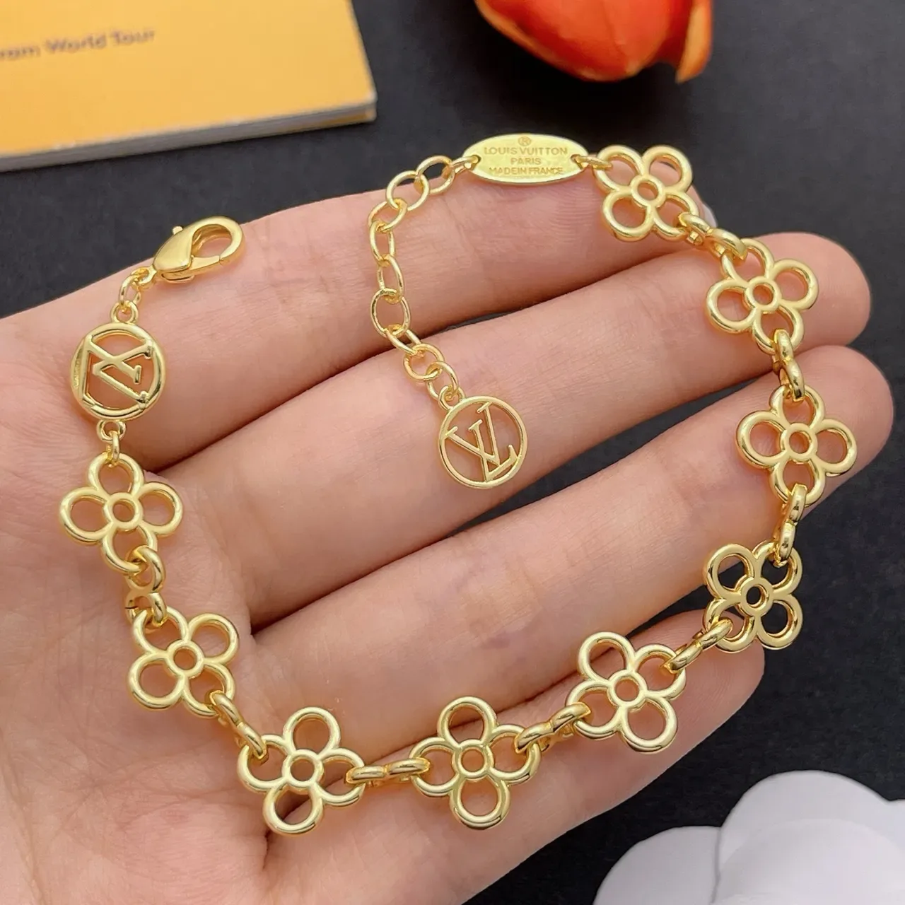 Louis Vuitton 金色四叶草花卉链接手链 9
