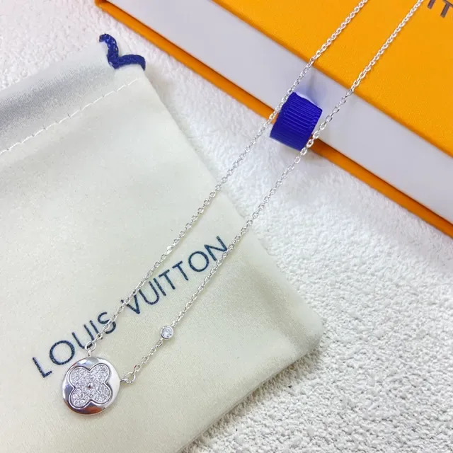 Colar Louis Vuitton pendente floral pavé-set corrente curb fina ouro e prata 3
