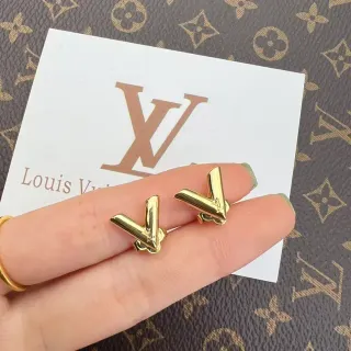 لويس فيتون أقراط أذن ستد مونوغرام شكل V ذهبي