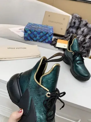 Louis Vuitton أحذية رياضية سميكة أخضر أسود معدني مونوغرام جلدي كولار محاط بحافة ذهبية 4