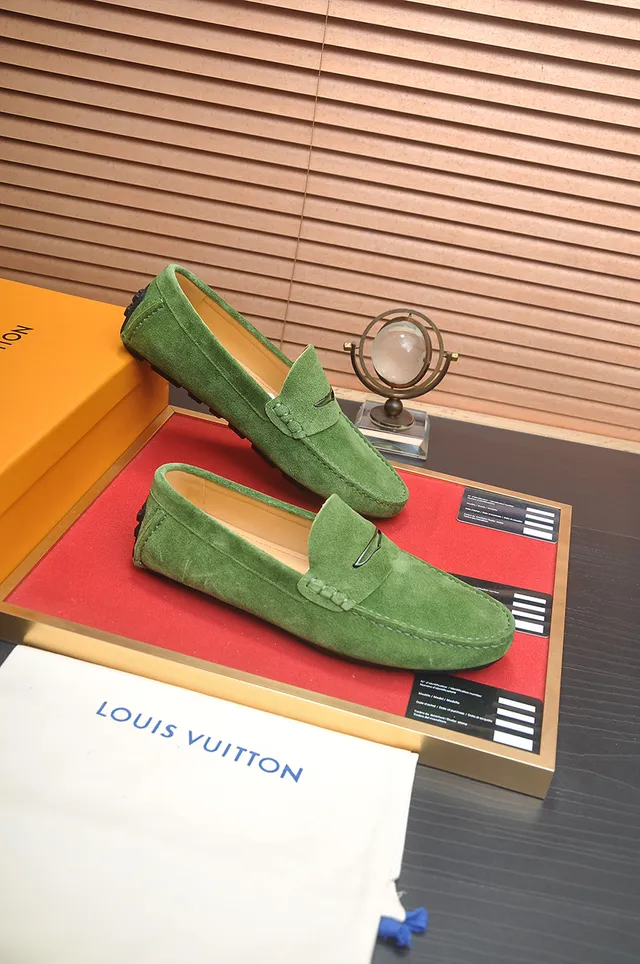 Louis Vuitton Mocassins Penny en Daim Vert avec Sangle 4