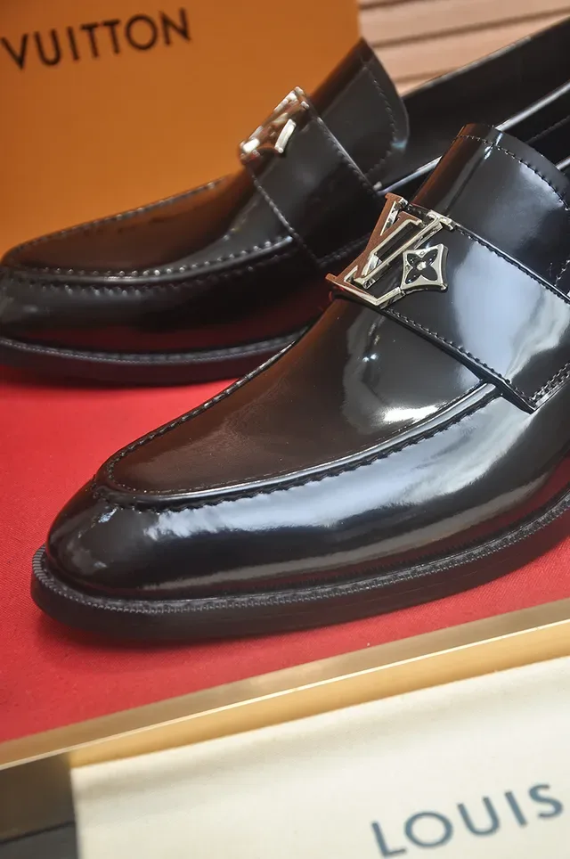 Louis Vuitton ब्लैक गोल्ड ग्लॉसी पैटेंट लेदर सिंगल स्ट्रैप लोअफर 2