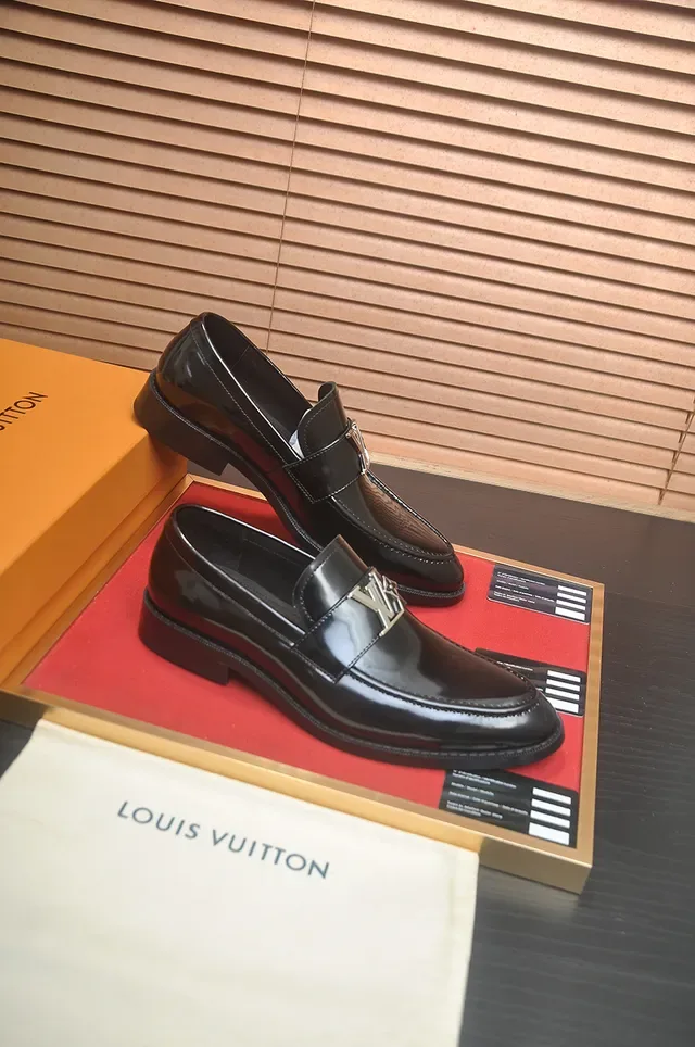 Louis Vuitton ब्लैक गोल्ड ग्लॉसी पैटेंट लेदर सिंगल स्ट्रैप लोअफर 4
