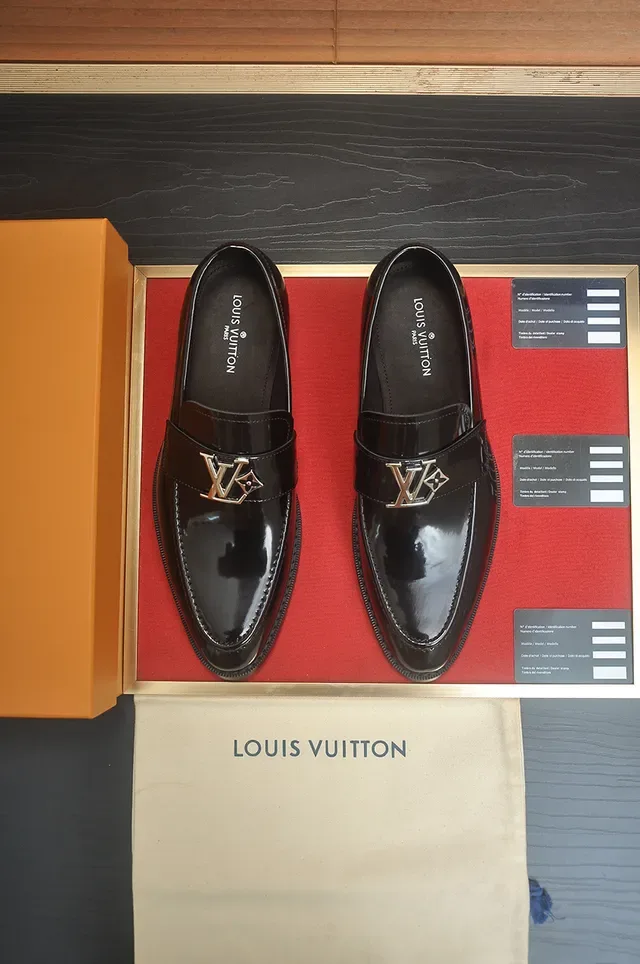 Louis Vuitton ब्लैक गोल्ड ग्लॉसी पैटेंट लेदर सिंगल स्ट्रैप लोअफर 5