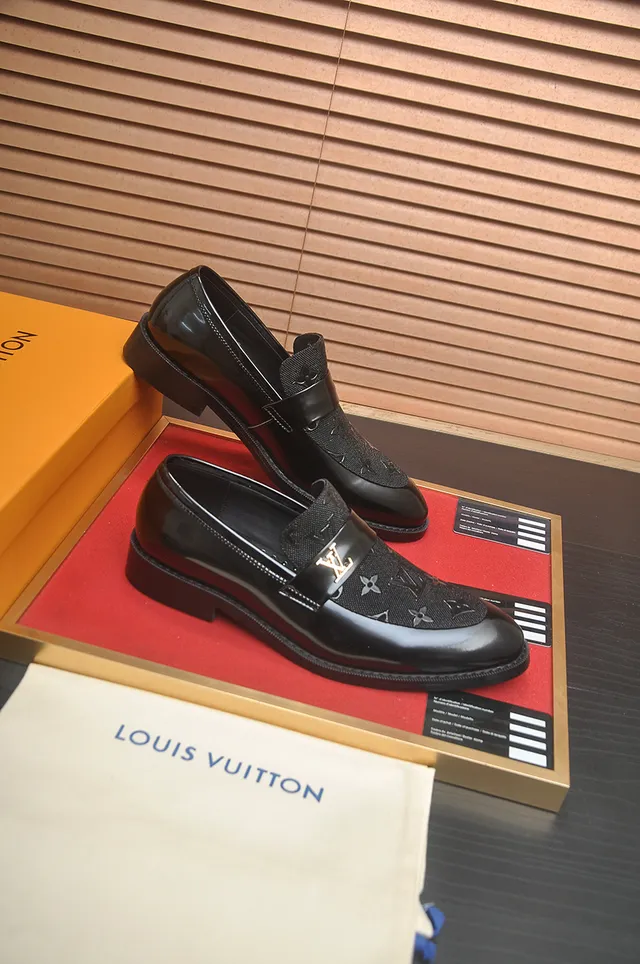 Louis Vuitton लूफर ब्लैक पैटेंट और मॉनोग्राम फैब्रिक लूफर 4