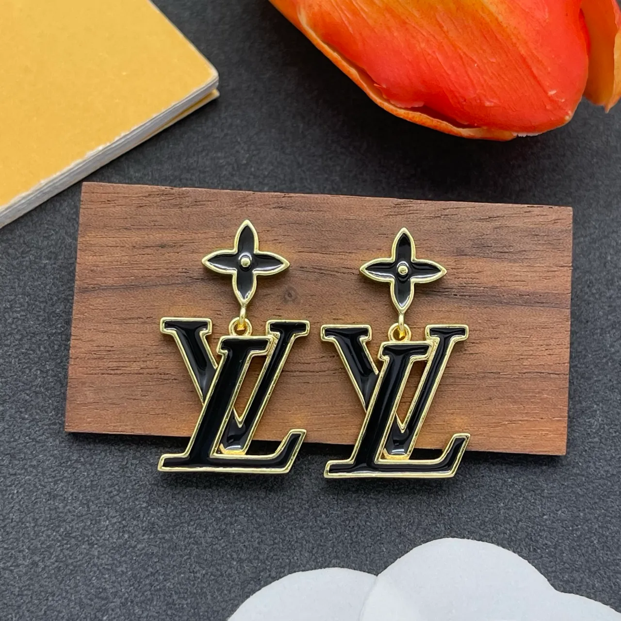 لويس فيتون LV زهرة أسود إنالييت ذهبي النغمة أقراط معلقة 7