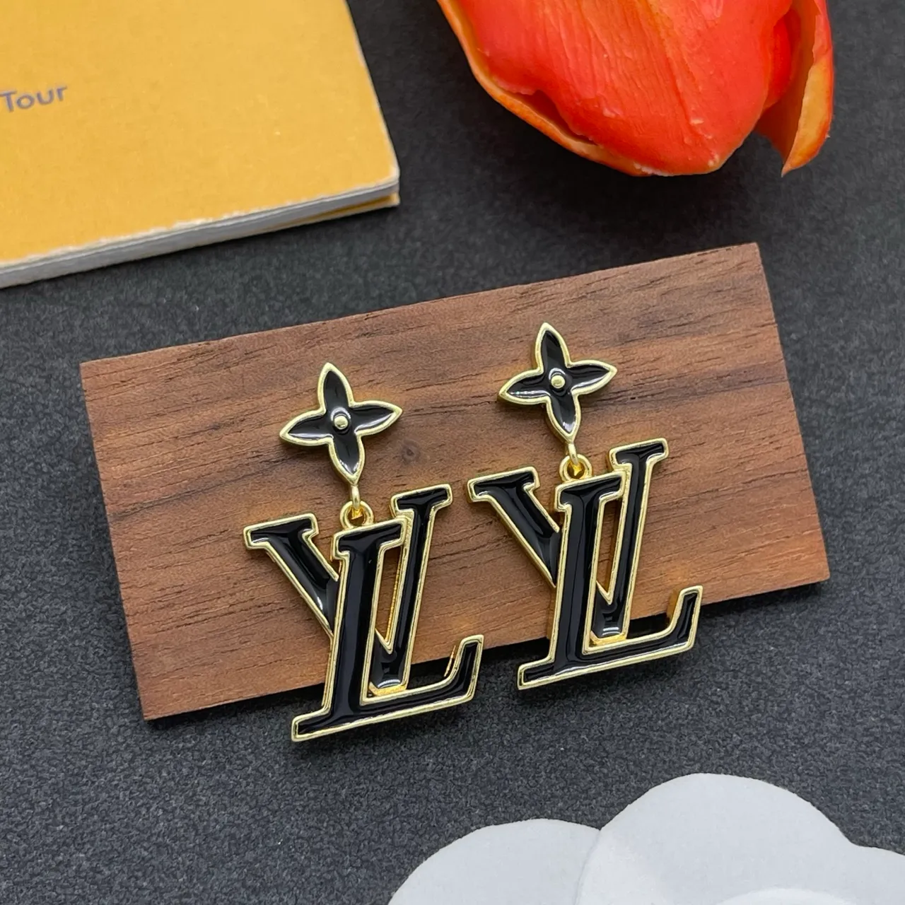 لويس فيتون LV زهرة أسود إنالييت ذهبي النغمة أقراط معلقة 8