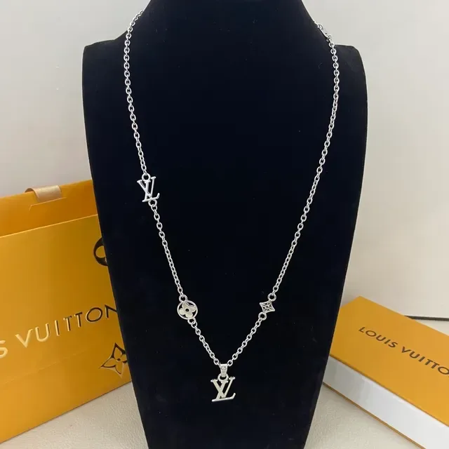 لويس فيتون LV قلادة أولية لون فضي 2