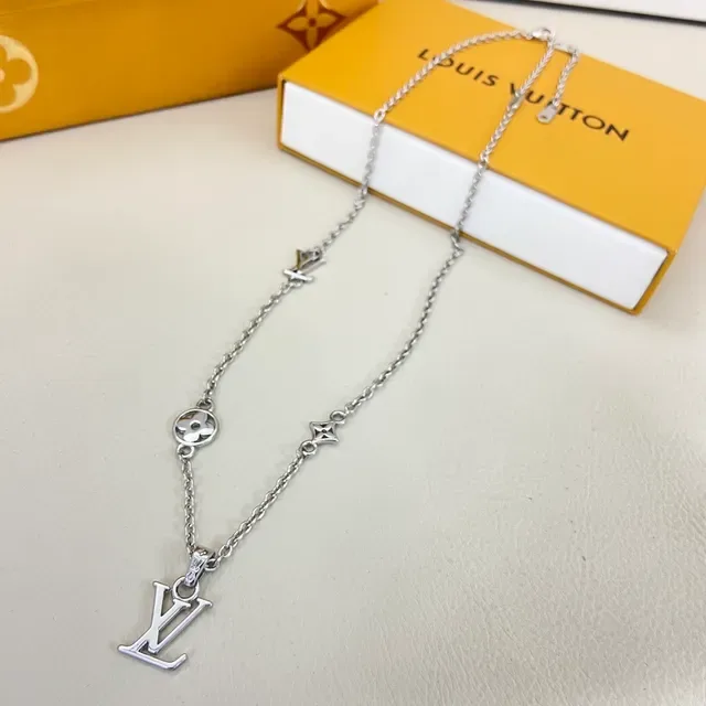 لويس فيتون LV قلادة أولية لون فضي 3