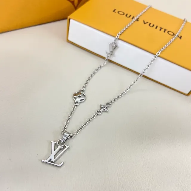 لويس فيتون LV قلادة أولية لون فضي 4