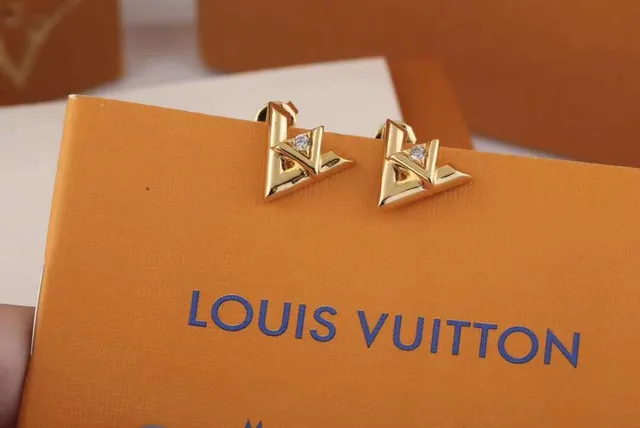 Louis Vuitton LV Initiales ذهبي فضي هندسي أوليغرافية مرصّع حجر أقراط 4