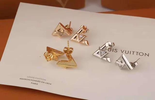 Louis Vuitton LV Initiales ذهبي فضي هندسي أوليغرافية مرصّع حجر أقراط 8