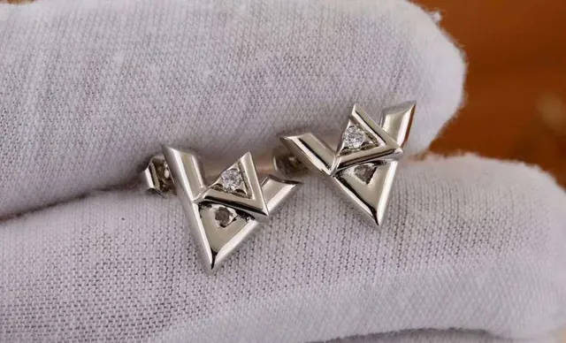 Louis Vuitton LV Initiales ذهبي فضي هندسي أوليغرافية مرصّع حجر أقراط 9