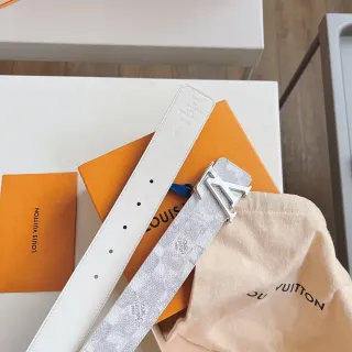 Louis Vuitton LV Initiales حزام جلد أبيض ومونوغرام