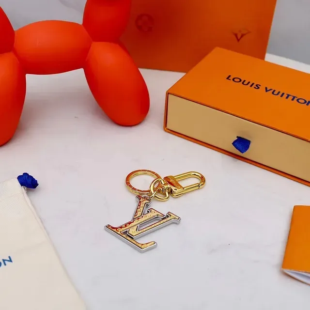 Louis Vuitton LV Logo حقيبة كتفية جانبية ذهبي فضي لامع ثنائي اللون منحوت بمونوغرام 2