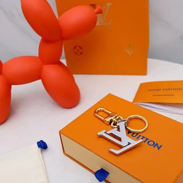 Louis Vuitton LV Logo حقيبة كتفية جانبية ذهبي فضي لامع ثنائي اللون منحوت بمونوغرام 3