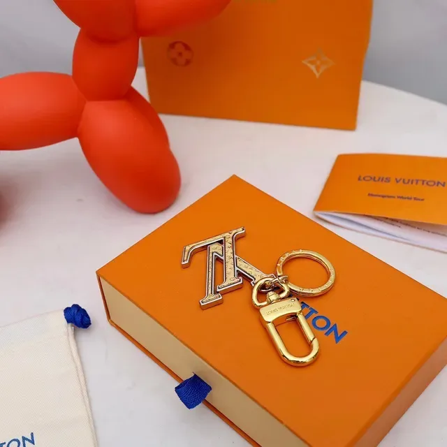 Louis Vuitton LV Logo حقيبة كتفية جانبية ذهبي فضي لامع ثنائي اللون منحوت بمونوغرام 4