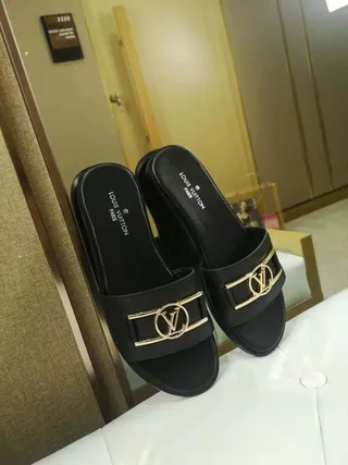 Louis Vuitton LV Slide جلد أسود مع بوكل ذهبي صنادل 2