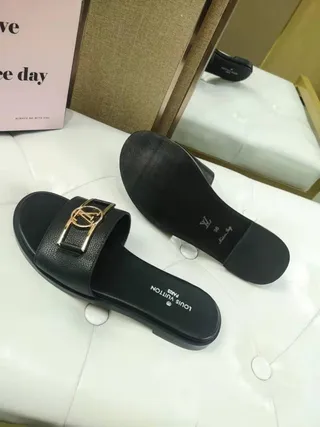 Louis Vuitton LV Slide جلد أسود مع بوكل ذهبي صنادل 3