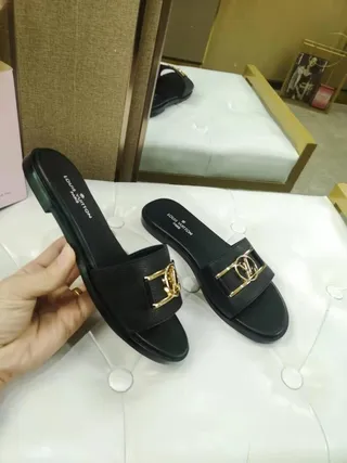 Louis Vuitton LV Slide جلد أسود مع بوكل ذهبي صنادل 4