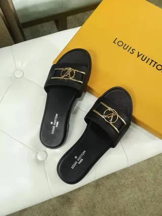 Louis Vuitton LV Slide جلد أسود مع بوكل ذهبي صنادل 5