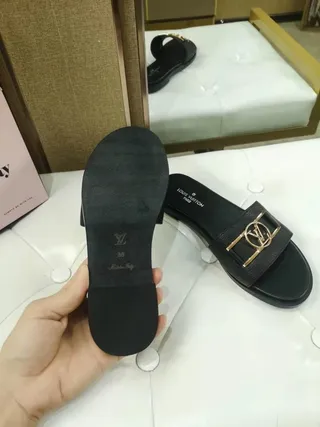 Louis Vuitton LV Slide جلد أسود مع بوكل ذهبي صنادل 6